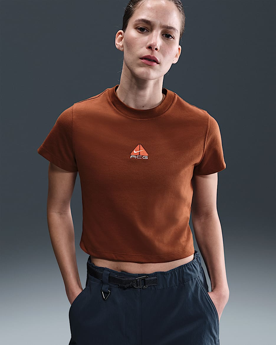 Playera de manga corta Dri-FIT para mujer Nike ACG - Canela/Rojo picante/Blanco cumbre