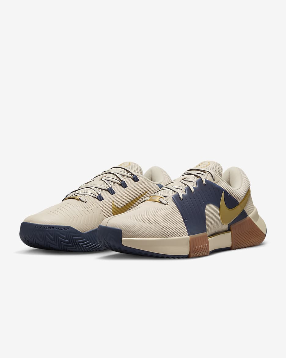 Chaussure de tennis pour terre battue Nike GP Challenge 1 Premium pour homme - Sanddrift/Thunder Blue/Gum Medium Brown/Metallic Gold