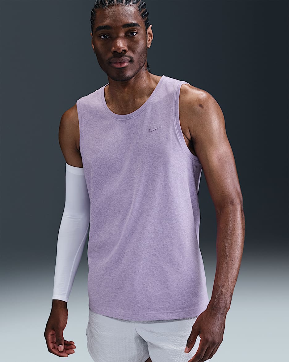 Camiseta de tirantes versátil Dri-FIT para hombre Nike Primary - Hortensias/Jaspeado/Hortensias
