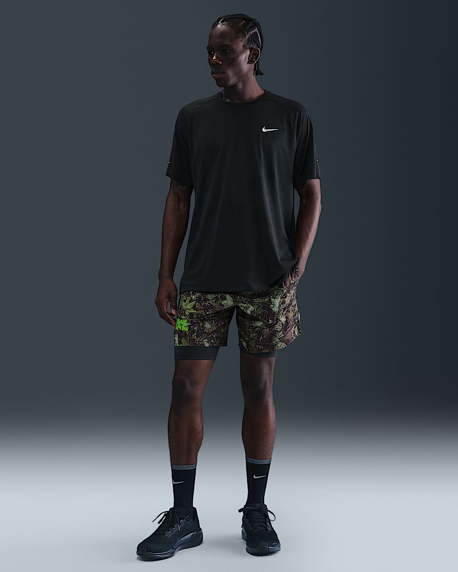 Short de running imprimé avec sous-short intégré Dri-FIT Nike Stride 18 cm pour homme - Noir/Blanc/Forest Green
