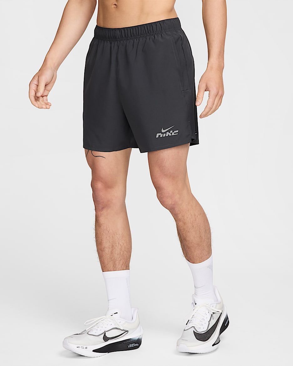 Shorts de correr Dri-FIT de 13 cm con forro de ropa interior para hombre Nike Challenger Flash - Gris humo oscuro/Gris humo oscuro/Gris humo oscuro