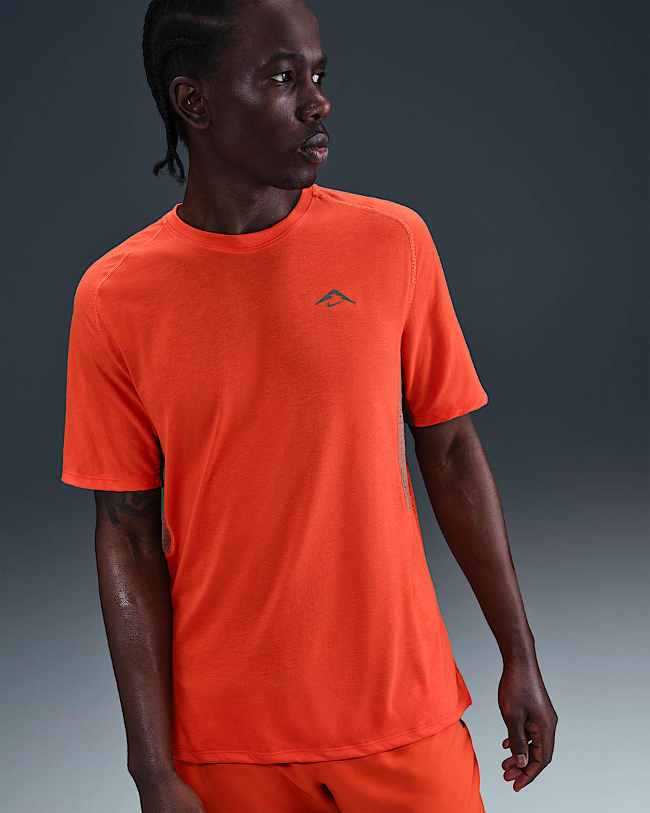 Playera de correr de manga corta Dri-FIT ADV para hombre Nike Solar Chase - Rojo picante/Negro