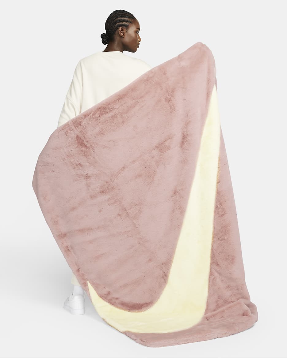 Nike Sportswear Faux Fur Blanket. Nike IN