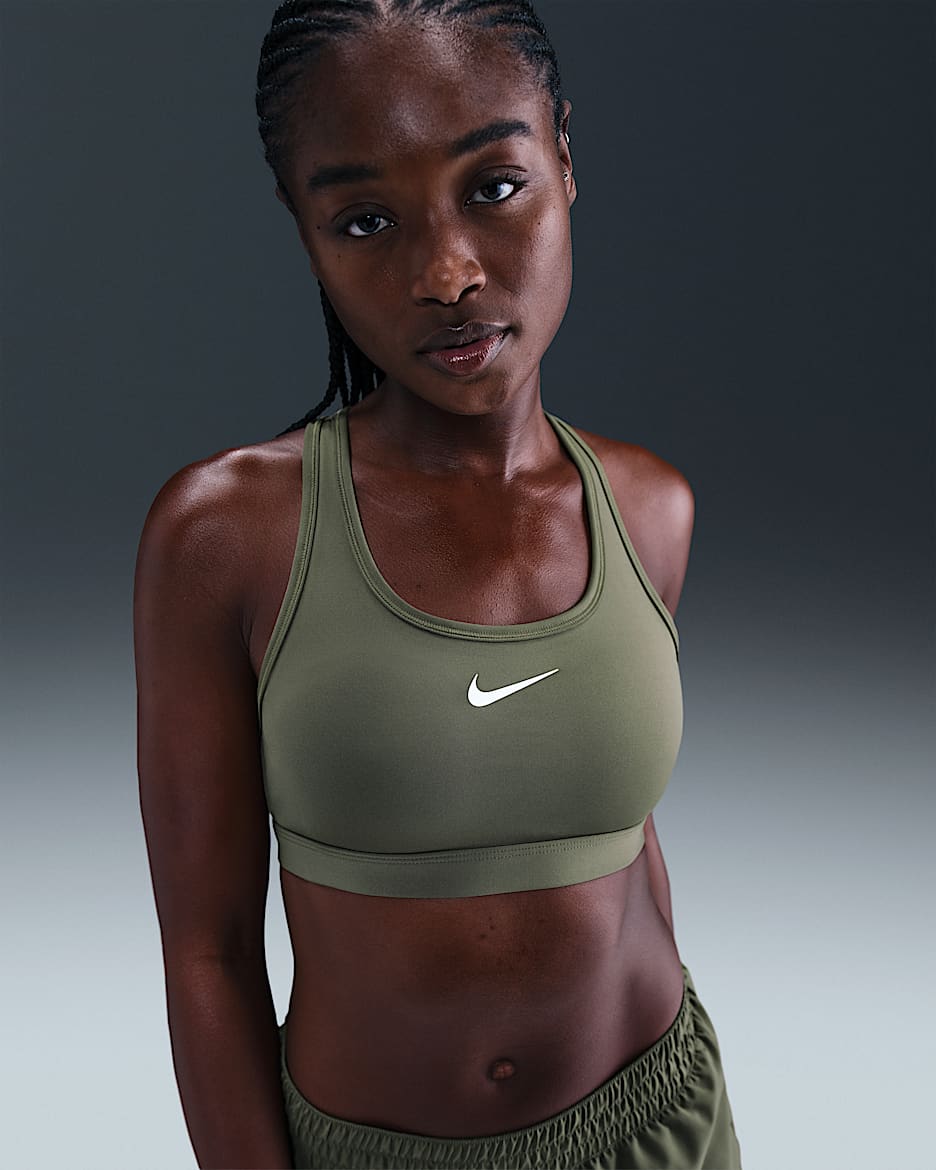 Nike Swoosh gepolsterter Sport-BH mit mittlerem Halt - Medium Olive/Weiß