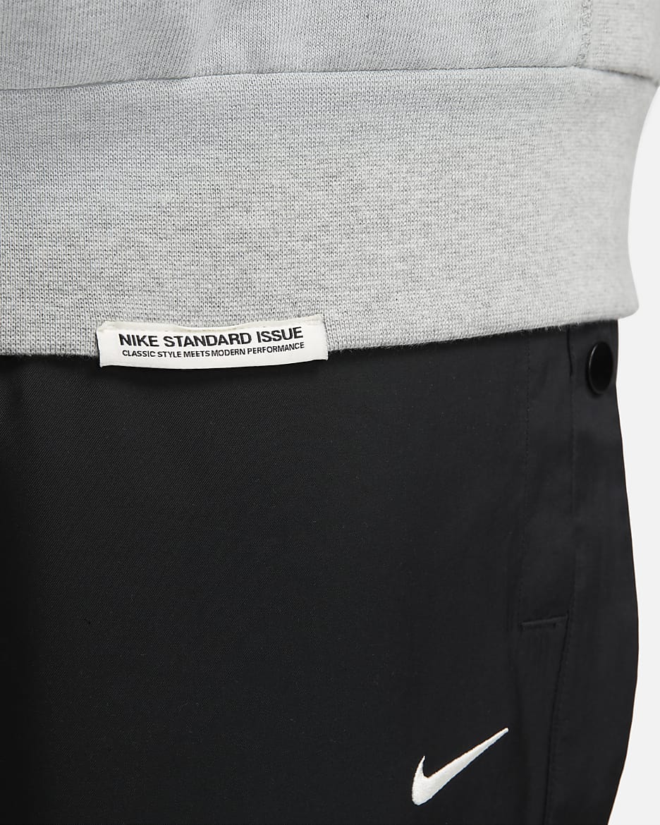 Nike Standard Issue Dri-FIT belebújós, kapucnis férfipulóver kosárlabdához - Dark Grey Heather/Pale Ivory