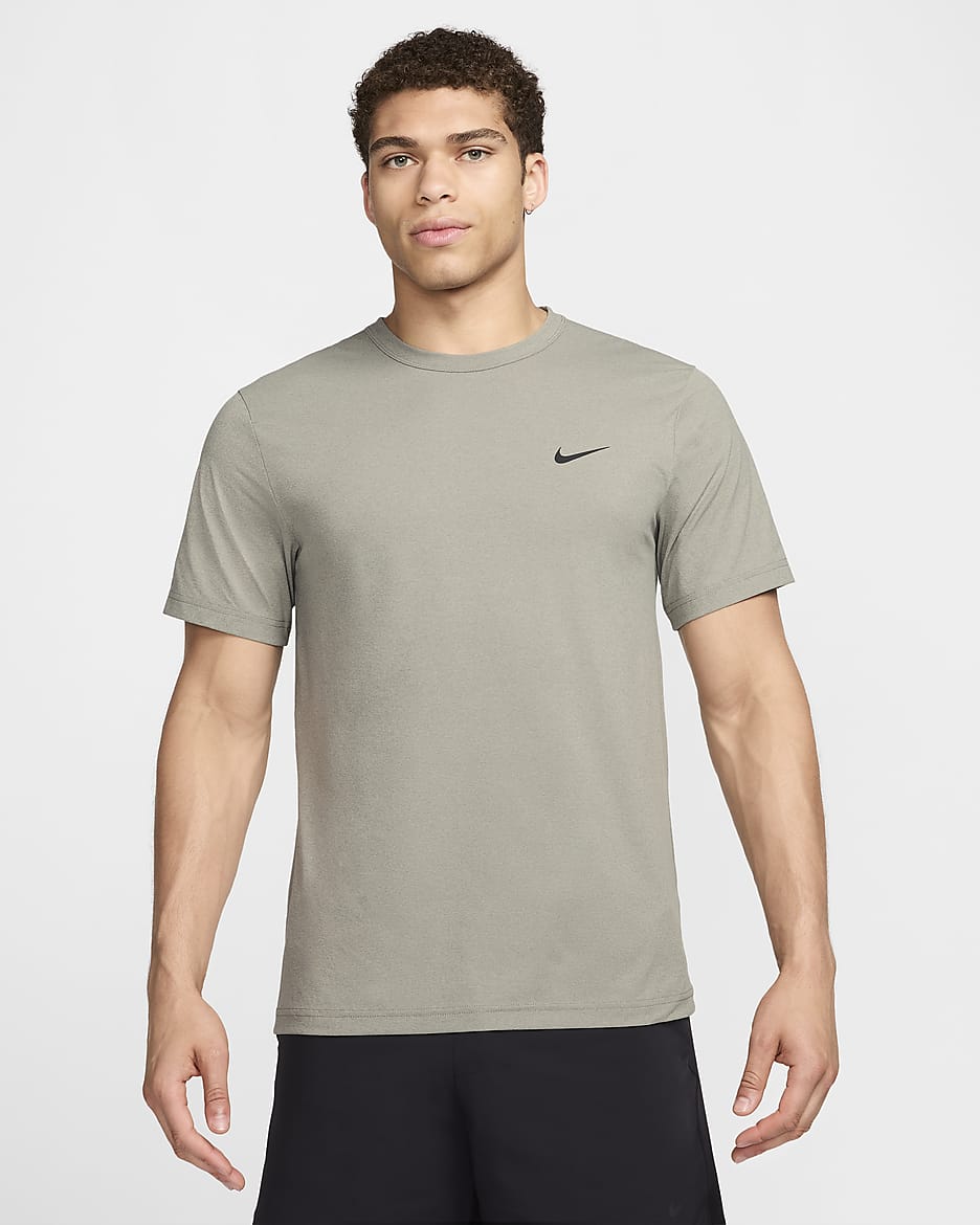 Camisola versátil de manga curta Dri-FIT UV Nike Hyverse para homem - Dark Stucco/Preto