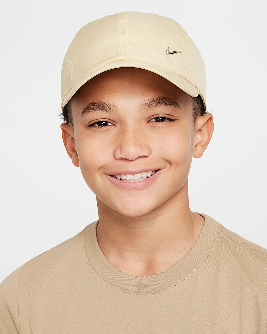 Nike Dri-FIT Club unstrukturierte Metall-Swoosh-Cap für Kinder - Team Gold