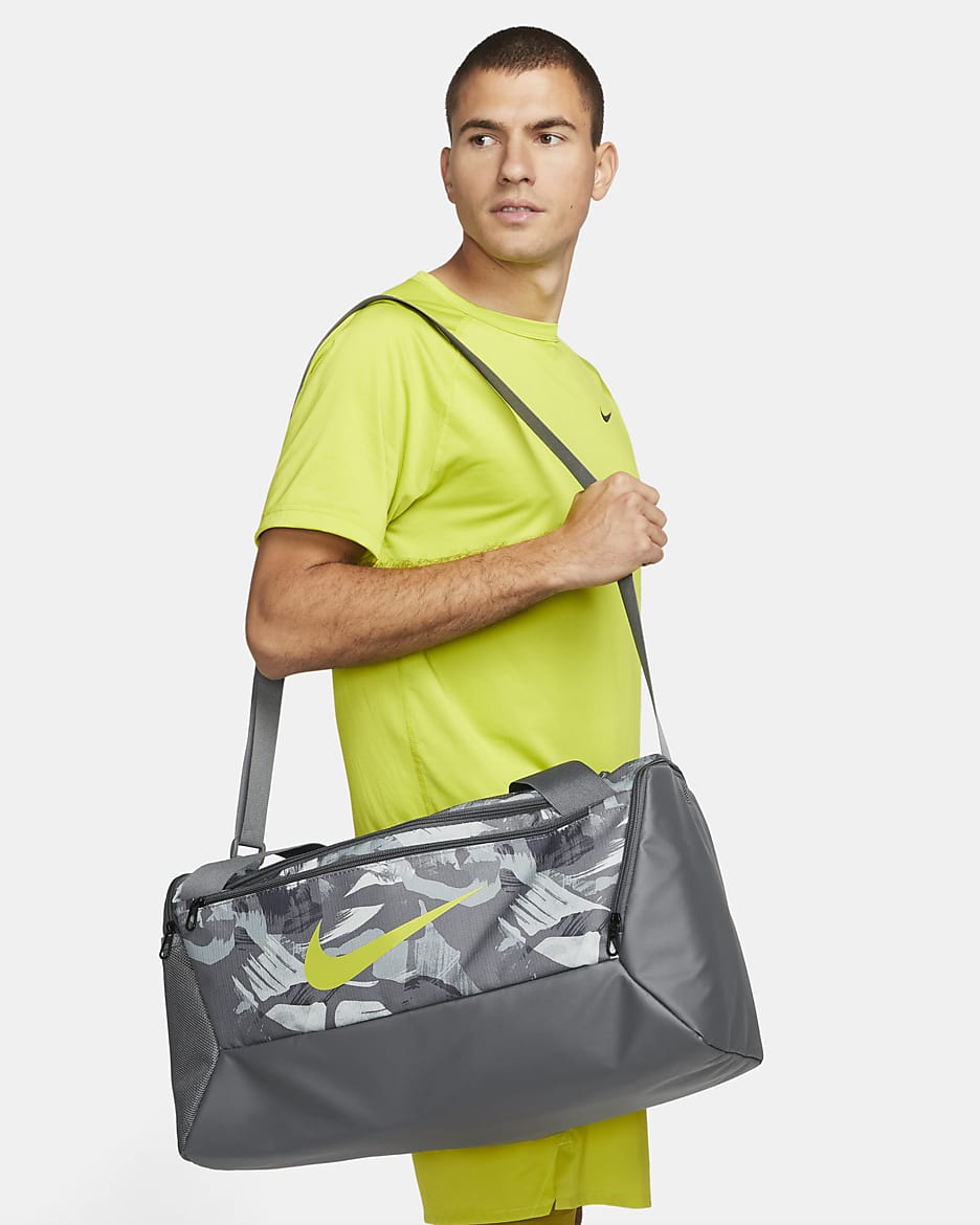 Nike Brasilia 印花帆布包 (小型，41 公升) - Iron Grey/Iron Grey/Bright Cactus