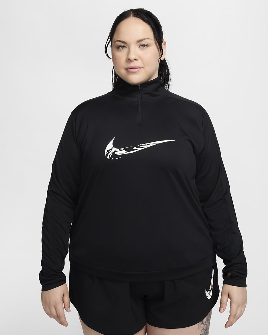 Capo midlayer con zip a 1/4 Dri-FIT Nike Swoosh (Plus size) – Donna - Nero/Bianco