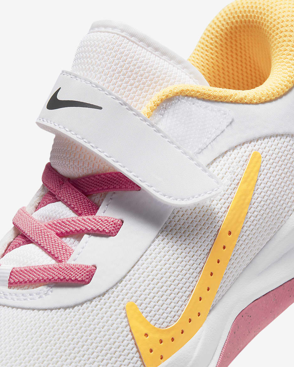 Nike Omni Multi-Court Younger Kids' Shoes - White/Coral Chalk/Sea Coral/Citron Pulse