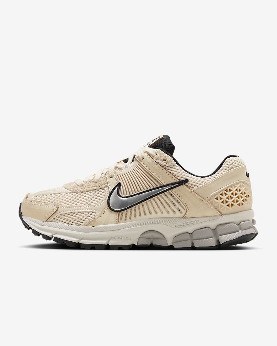 Calzado para mujer Nike Zoom Vomero 5 - Blanco perla/Hueso claro/Mena de hierro claro/Cromo