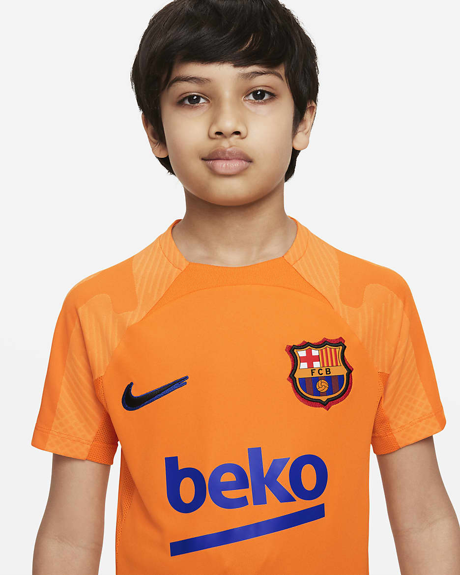 FC Barcelona Strike 大童 Nike Dri-FIT 短袖足球上衣 - Vivid Orange/University Red/黑色