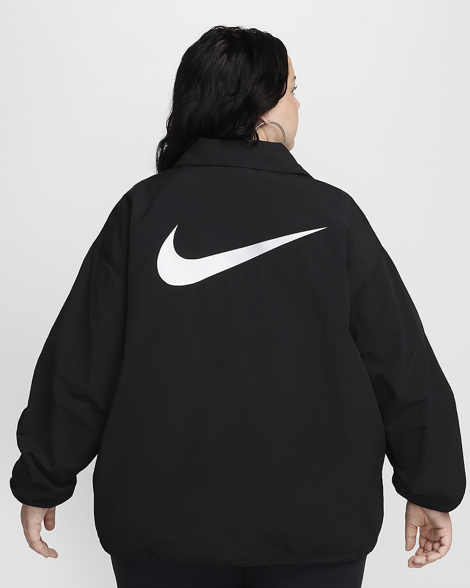 Nike Sportswear Essential oversized geweven coachjack met uv-bescherming voor dames (Plus Size) - Zwart/Wit