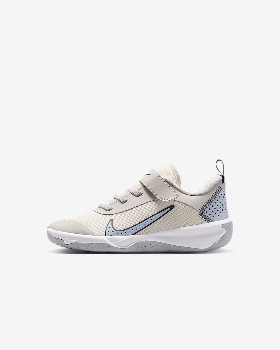 Nike Omni Multi-Court-sko til mindre børn - Platinum Tint/Light Carbon/Ghost