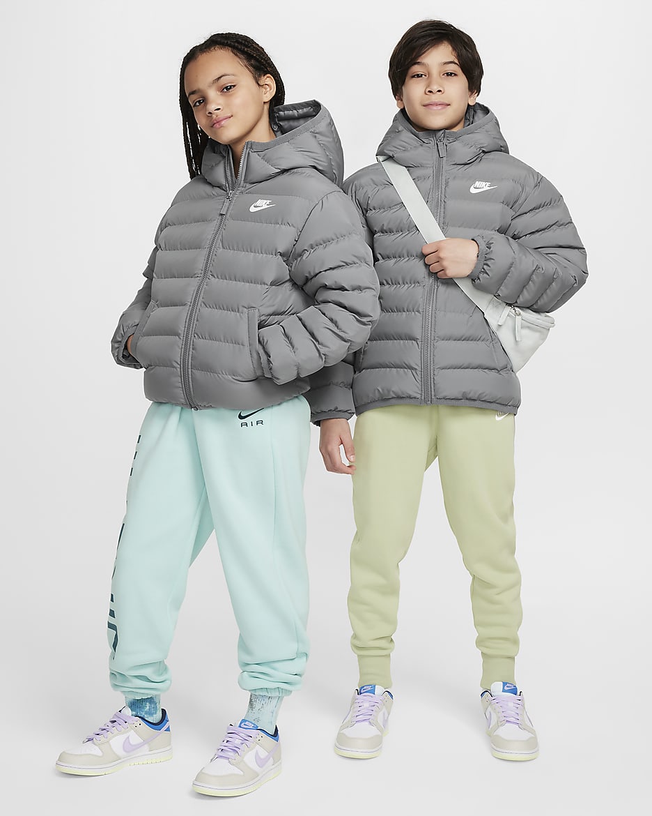 Nike Sportswear Lightweight Synthetic Fill lockere Jacke mit Kapuze für ältere Kinder - Smoke Grey/Smoke Grey/Weiß