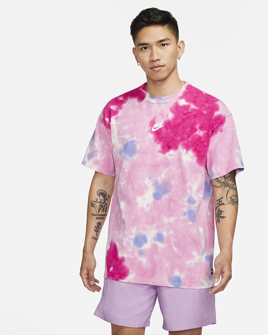 Playera tie-dye para hombre Nike Sportswear Premium Essentials - Rosa psíquico/Blanco/Zafiro/Blanco