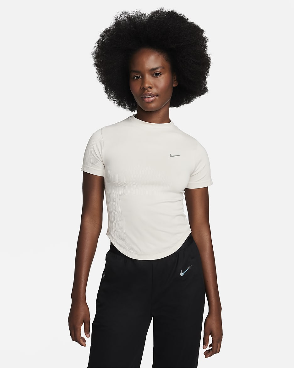 Playera de correr de manga corta Dri-FIT ADV para mujer Nike Running Division - Marrón verdoso claro/Vela