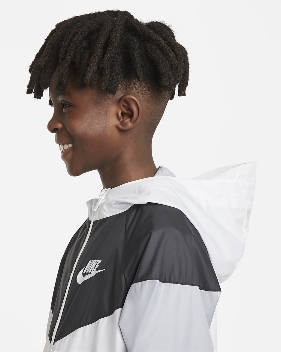 Løstsiddende, hoftelang Nike Sportswear Windrunner-jakke med hætte til større børn (drenge) - hvid/sort/Wolf Grey/hvid