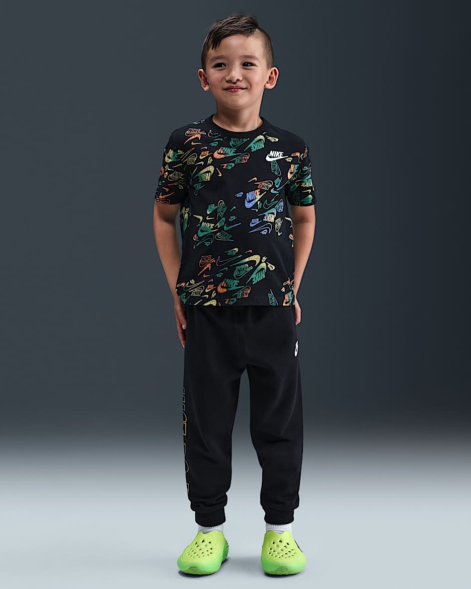 Conjunto de playera y pants Reveal estampado para niños talla pequeña Nike Sportswear - Negro