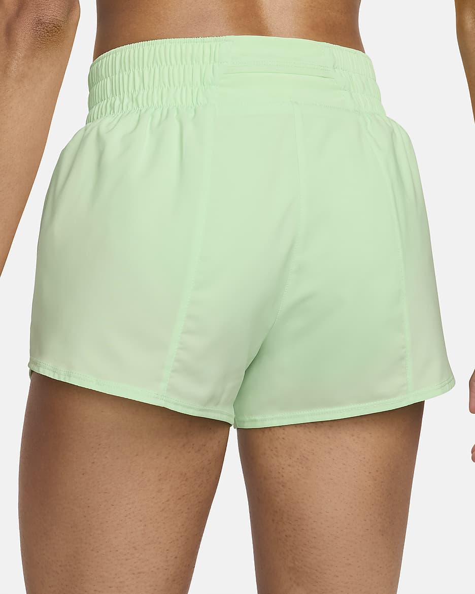 Shorts Dri-FIT de tiro medio de 8 cm con forro de ropa interior para mujer Nike One - Verde vapor/De costa a costa