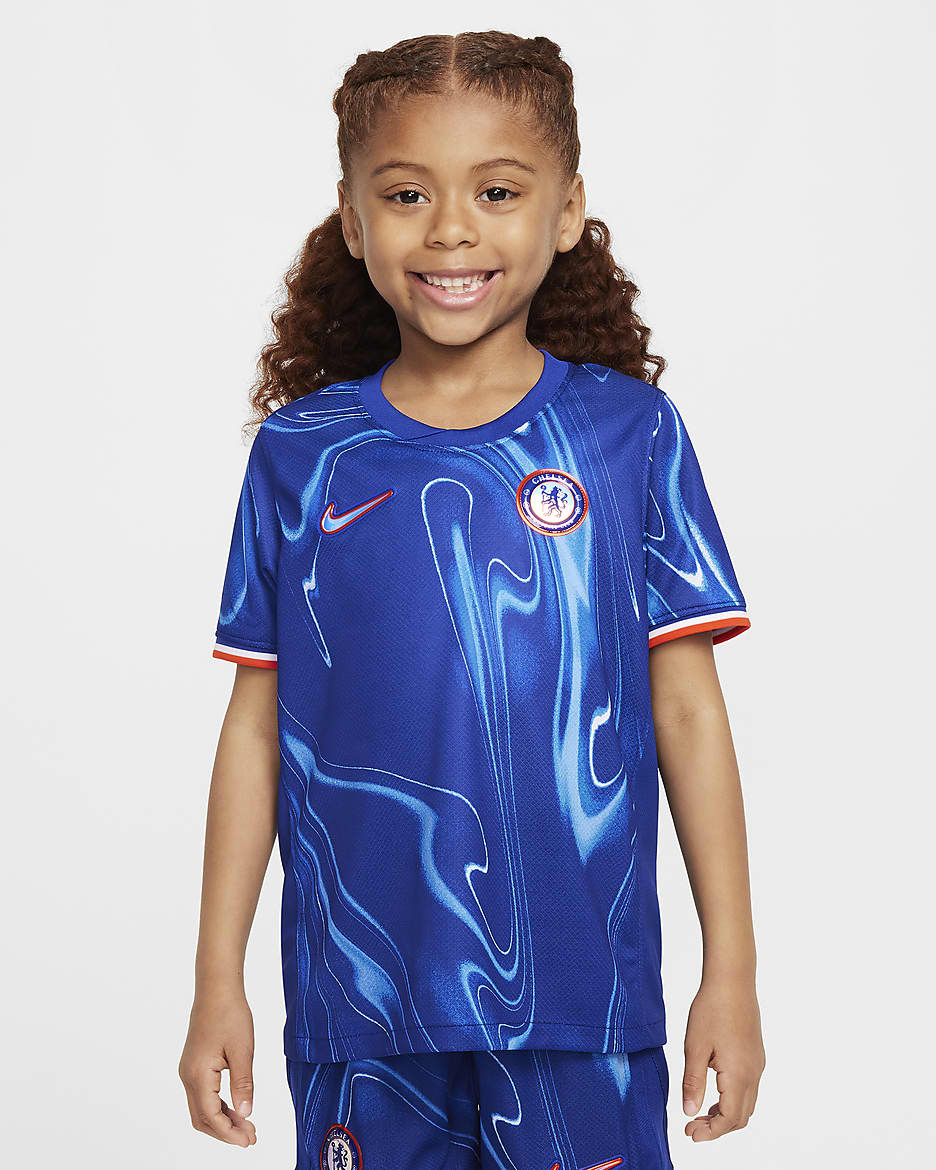 Divisa da calcio replica in 3 pezzi Nike Chelsea FC 2024/25 Stadium per bambino/a – Home - Rush Blue/Team Orange/Bianco