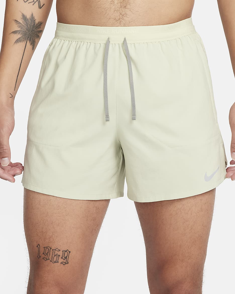 Shorts de correr Dri-FIT de 13 cm con forro de ropa interior para hombre Nike Stride - Aura oliva/Estuco oscuro