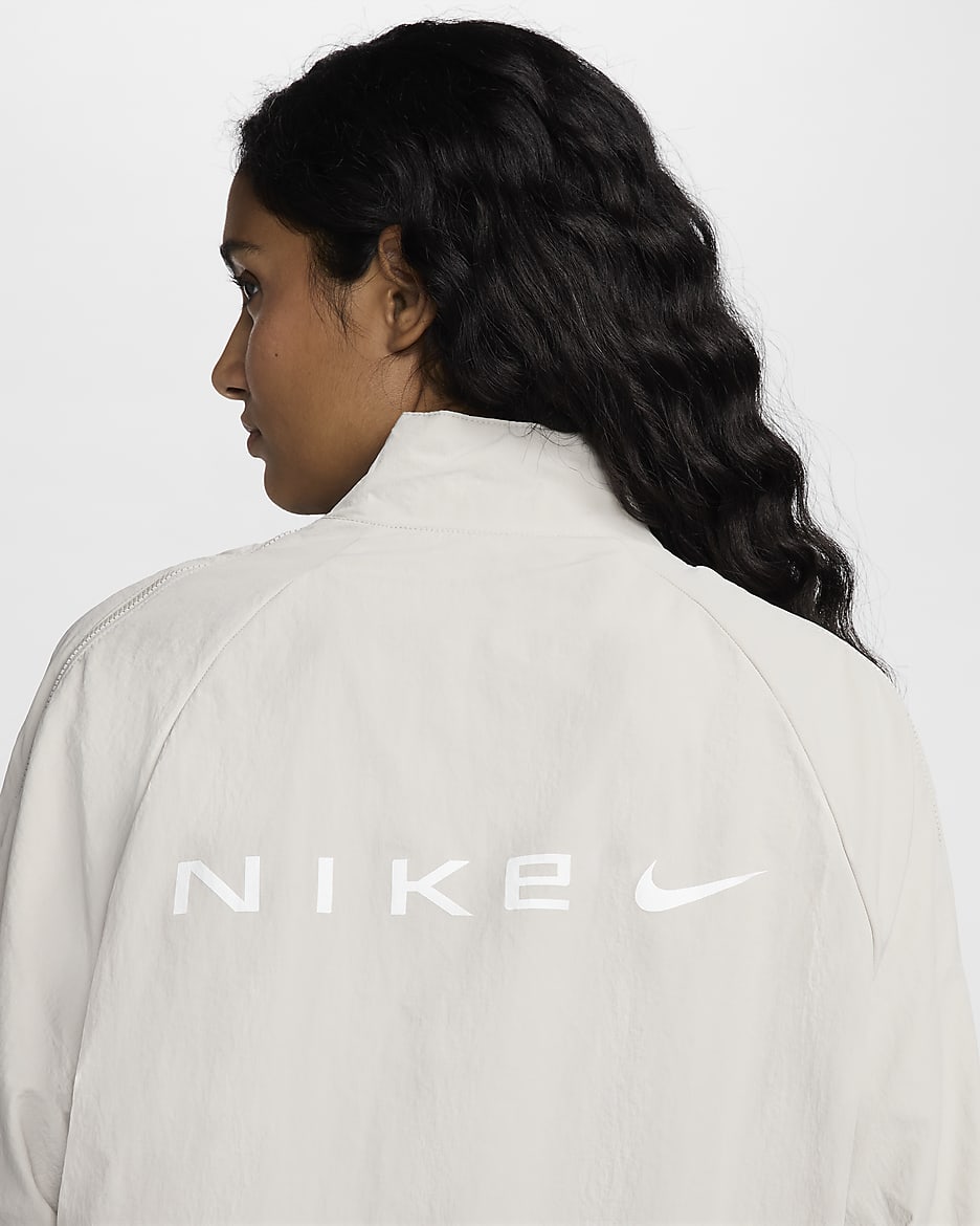 Nike Sportswear Collection wasserabweisende Oversize-Jacke mit Reißverschluss (Damen) - Light Iron Ore/Weiß