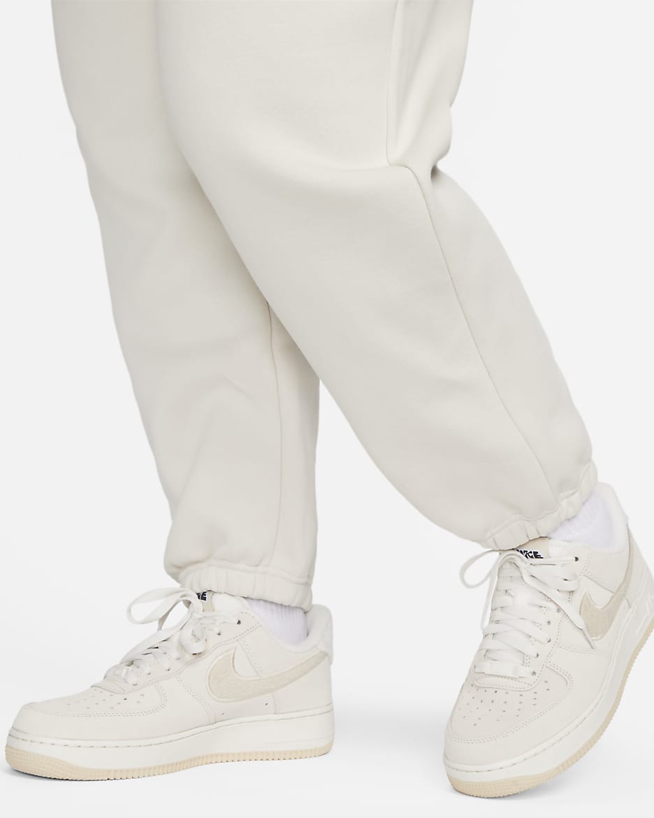 Overdimensionerede Nike Sportswear Phoenix Fleece-sweatpants med høj talje til kvinder (plus size) - Light Orewood Brown/Sail