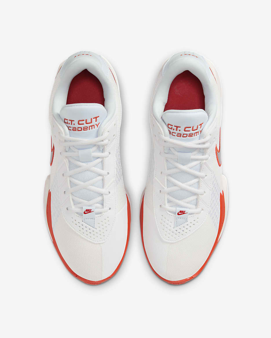 Tenis de básquetbol Nike G.T. Cut Academy - Blanco cumbre/Rojo picante/Gris fútbol/Plata metalizado