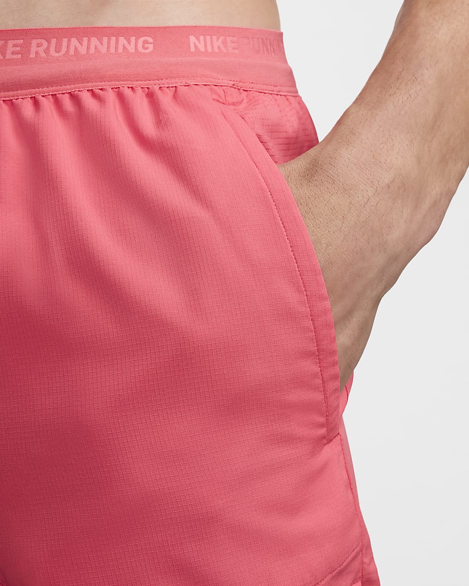 Shorts de correr Dri-FIT de 13 cm con forro de ropa interior para hombre Nike Stride - Rosa margarita/Negro