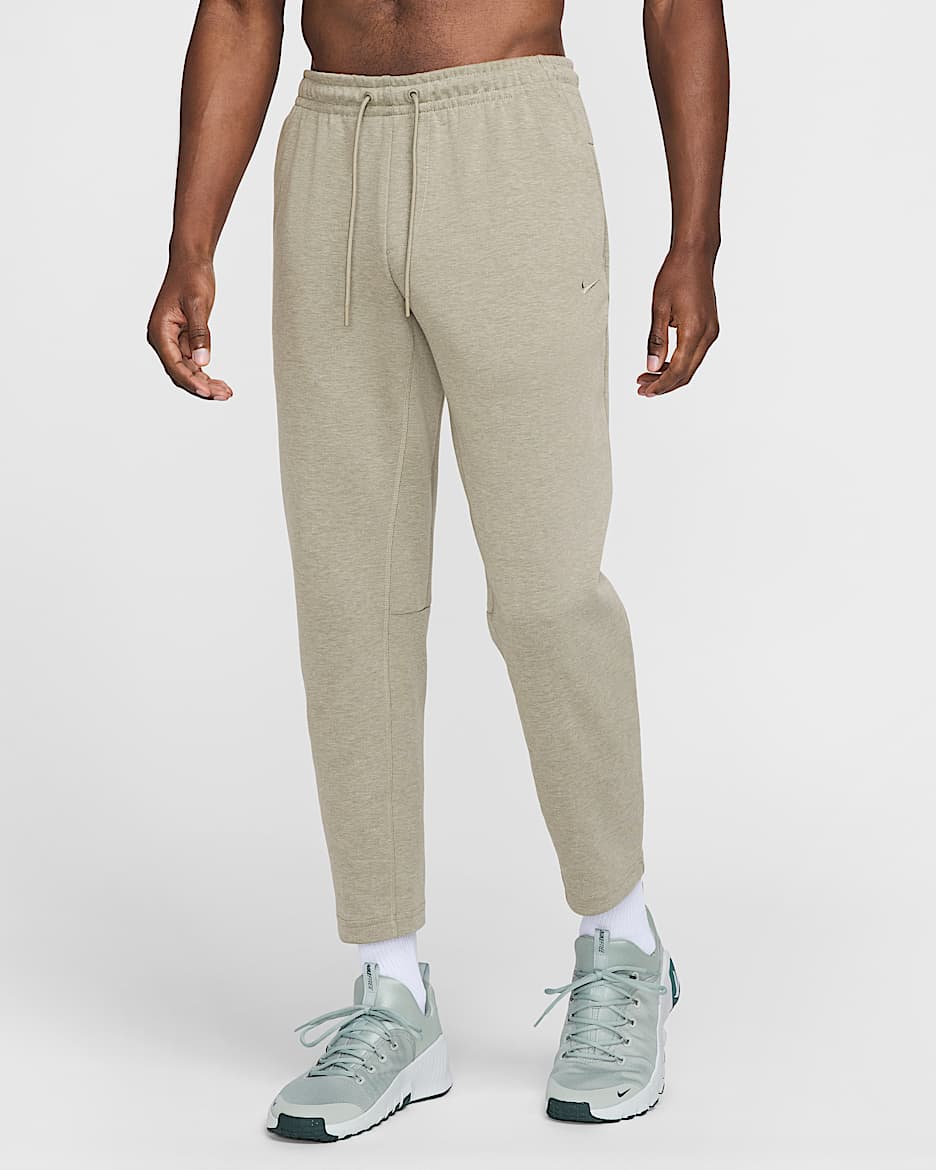 Pants de alto rendimiento Dri-FIT de pierna entallada con protección UV para hombre Nike Primary Fleece - Militar claro/Jaspeado/Militar claro