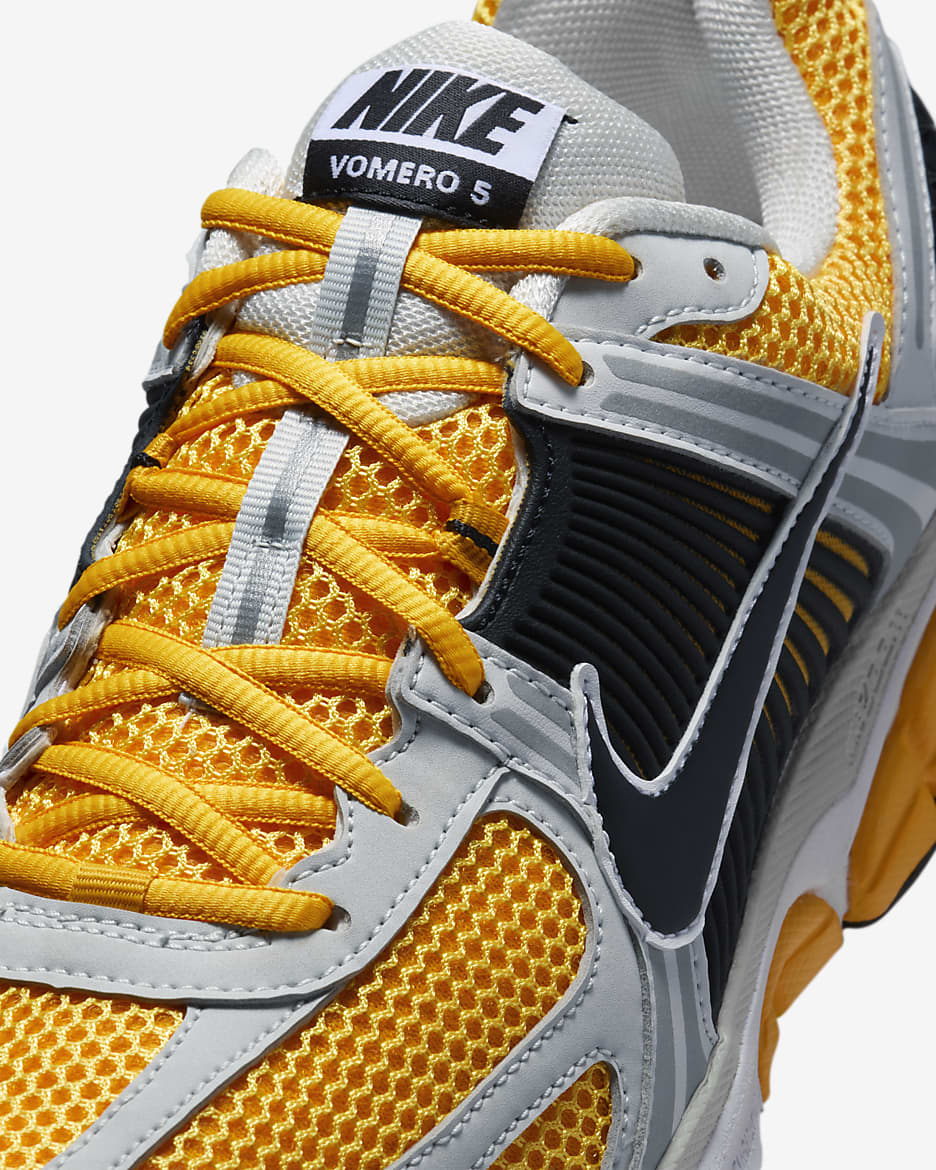 Tenis para hombre Nike Zoom Vomero 5 - Polvo fotón/Oro universitario/Naranja láser/Negro