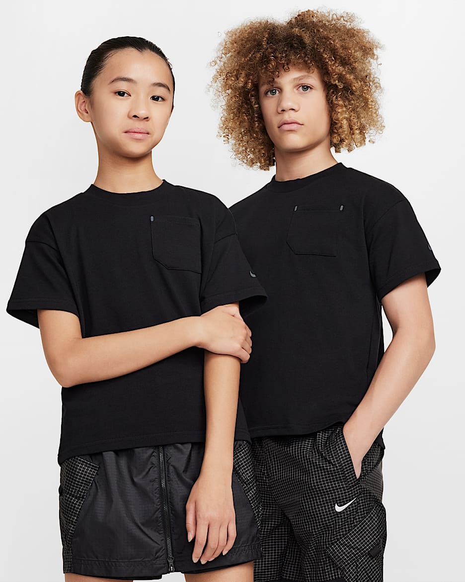 Nike Sportswear City Utility Older Kids' Short-Sleeve Top - Black/Black