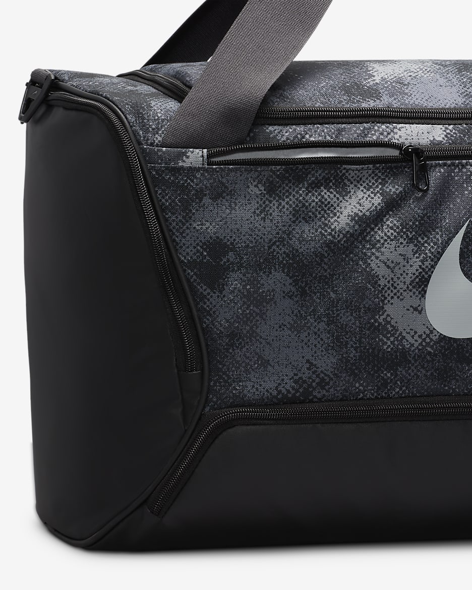 กระเป๋า Duffel Nike Brasilia (ขนาดกลาง, 60 ล.) - Iron Grey/ดำ/Light Smoke Grey