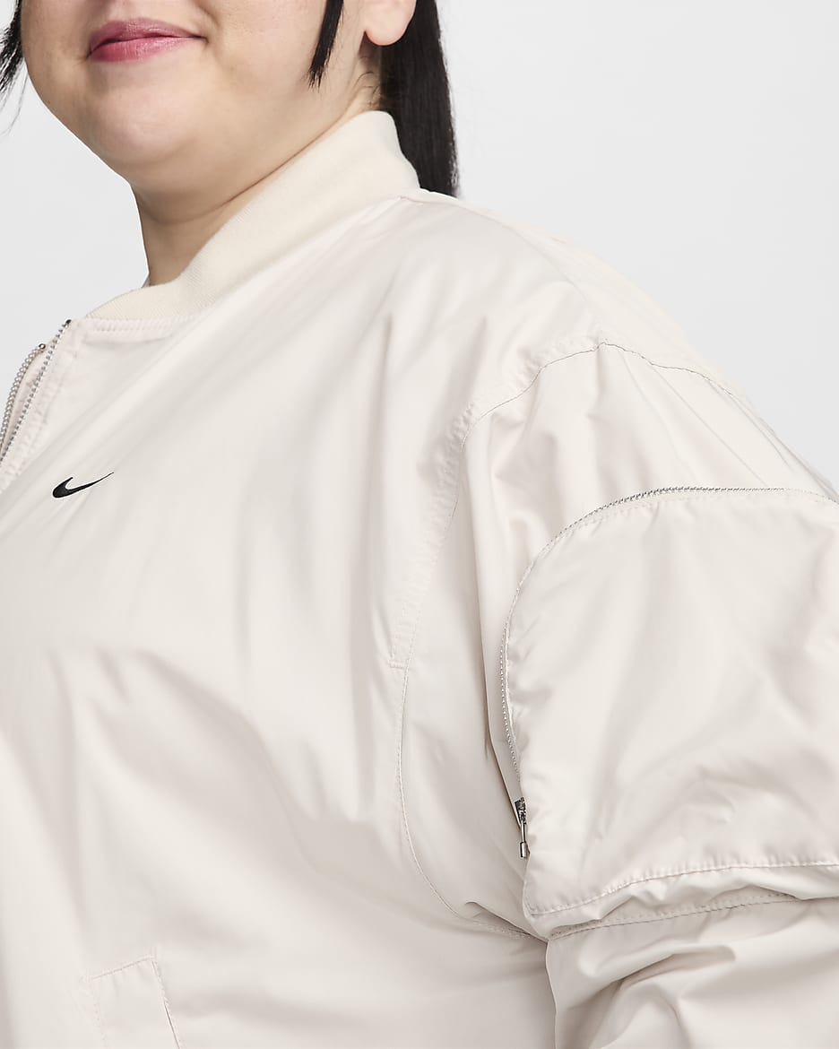 Chamarra bomber oversized para mujer (talla grande) Nike Sportswear Essential - Marrón verdoso claro/Negro