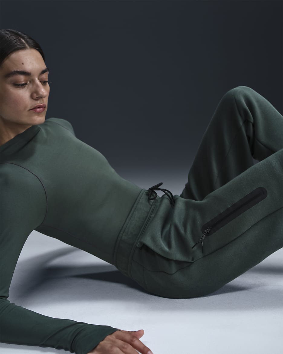 Nike Sportswear Tech Fleece Jogginghose mit mittelhohem Bund für Damen - Vintage Green/Schwarz