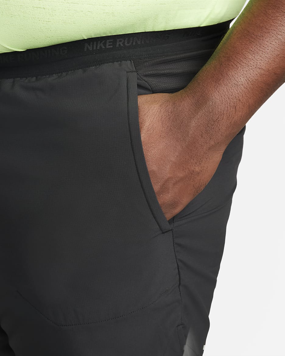 Shorts de correr Dri-FIT de 18 cm con forro de ropa interior para hombre Nike Stride - Negro/Negro