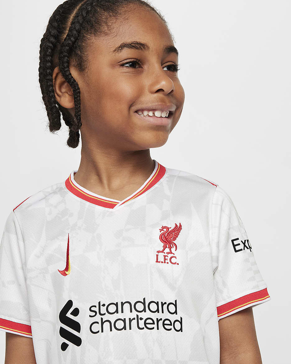 FC Liverpool 2024/25 Stadium Third dreiteiliges Nike Football Replika-Set (jüngere Kinder) - Weiß/Pure Platinum/Schwarz/Global Red