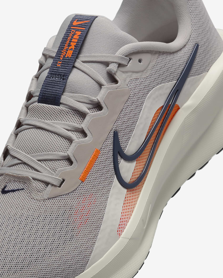 Tenis de correr en pavimento para hombre Nike Downshifter 13 - Mena de hierro claro/Naranja total/Vela/Trueno azul