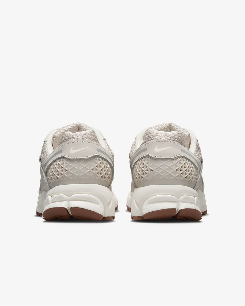 Calzado para mujer Nike Zoom Vomero 5 - Marrón verdoso claro/Plata metalizado/Marrón medio goma/Vela