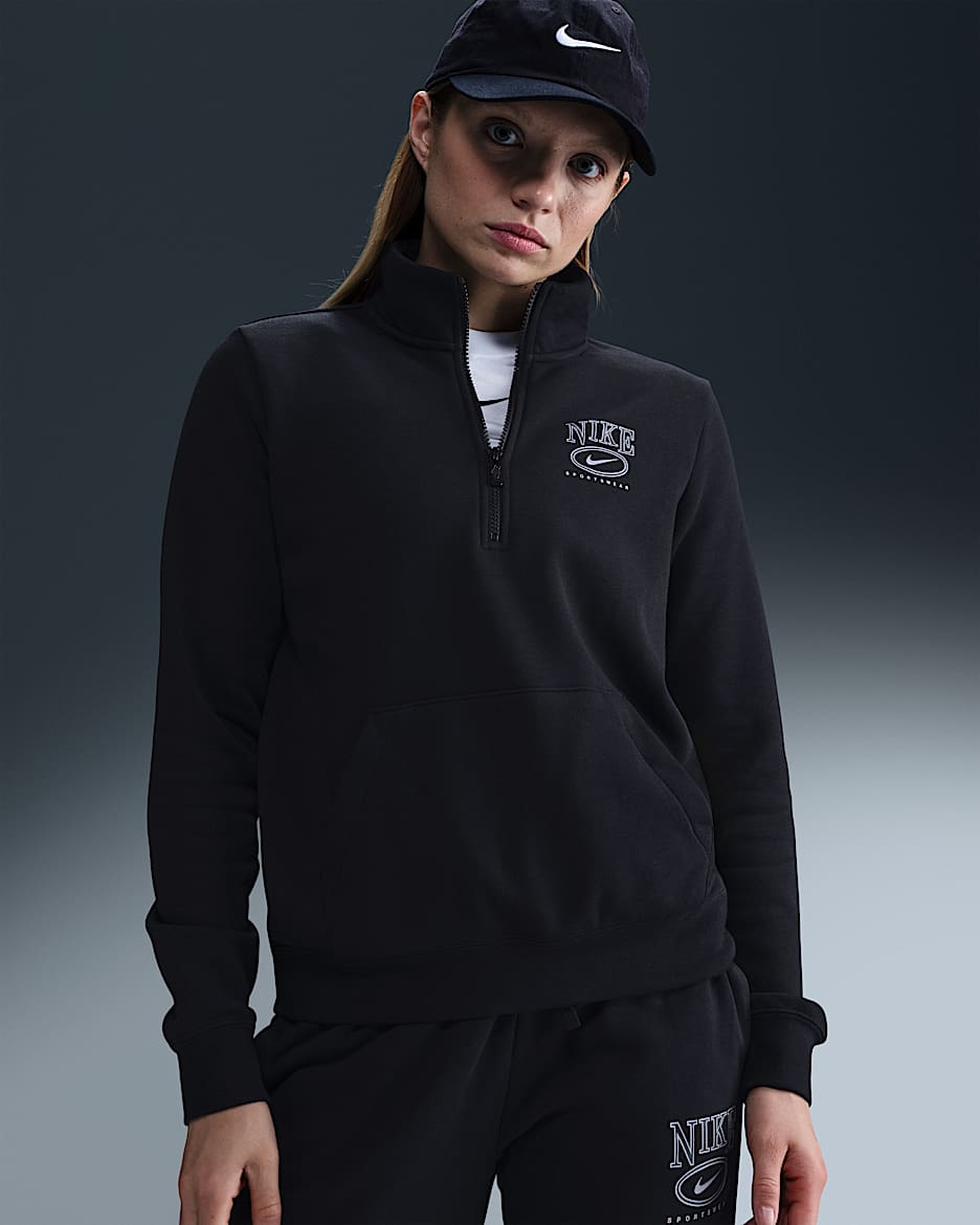 Playera de cuello alto con gráfico y medio cierre para mujer Nike Sportswear Club Fleece - Negro