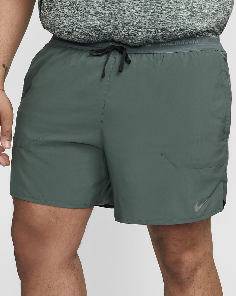 Nike Stride Dri-FIT hardloopshorts met binnenbroek voor heren (13 cm) - Vintage Green/Zwart