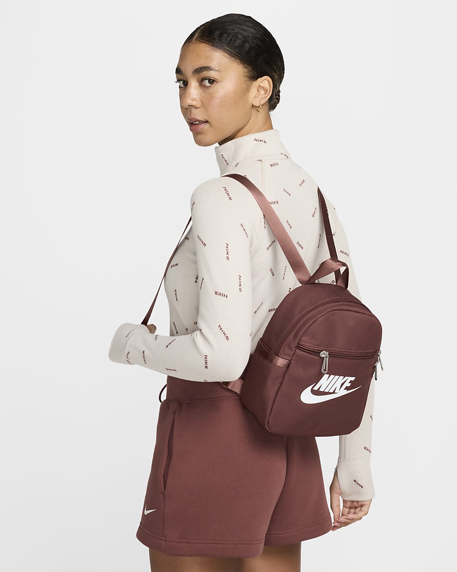 เป้สะพายหลังขนาดเล็กสำหรับผู้หญิง Nike Sportswear Futura 365 (6 ล.) - Red Sepia/Red Sepia/ขาว
