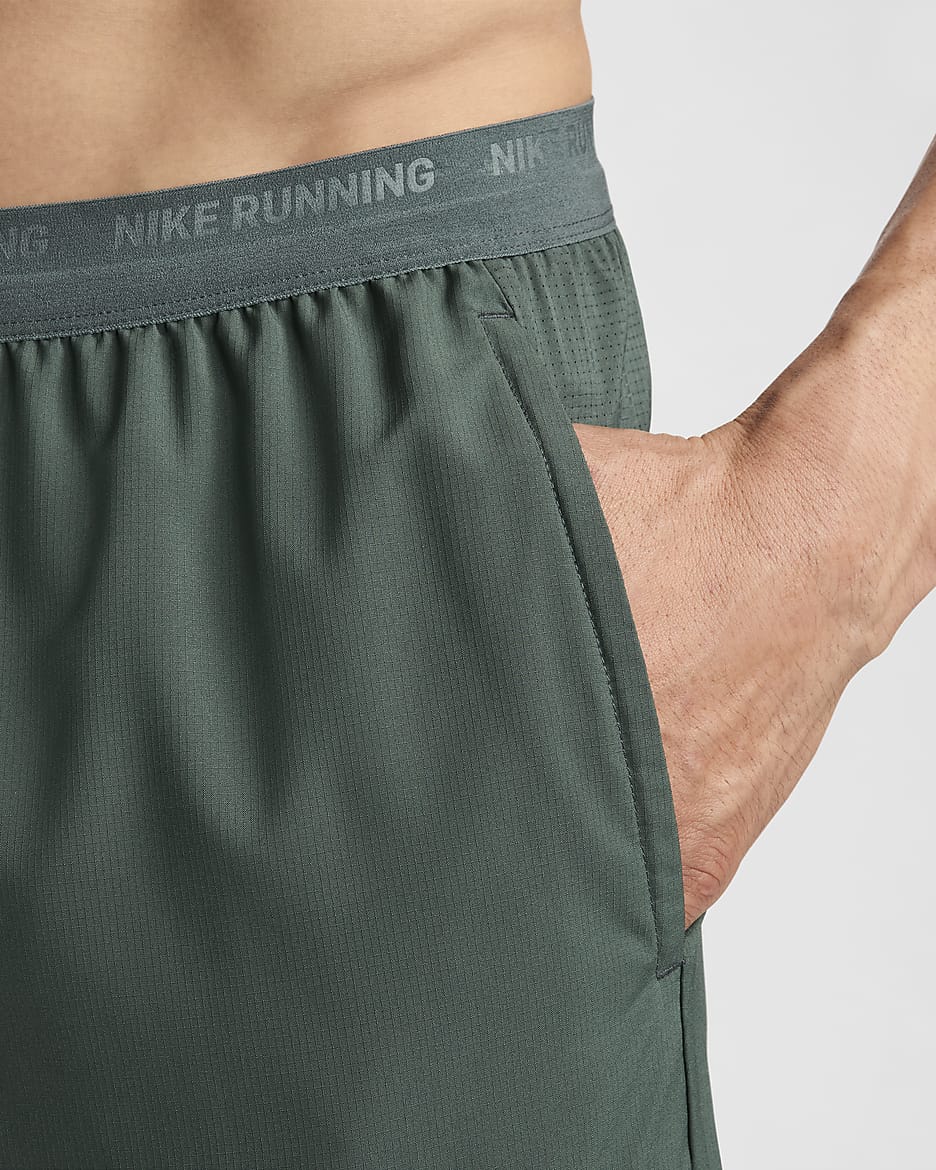 Nike Stride Dri-FIT-Laufshorts mit Futter für Herren (ca. 18 cm) - Vintage Green/Schwarz