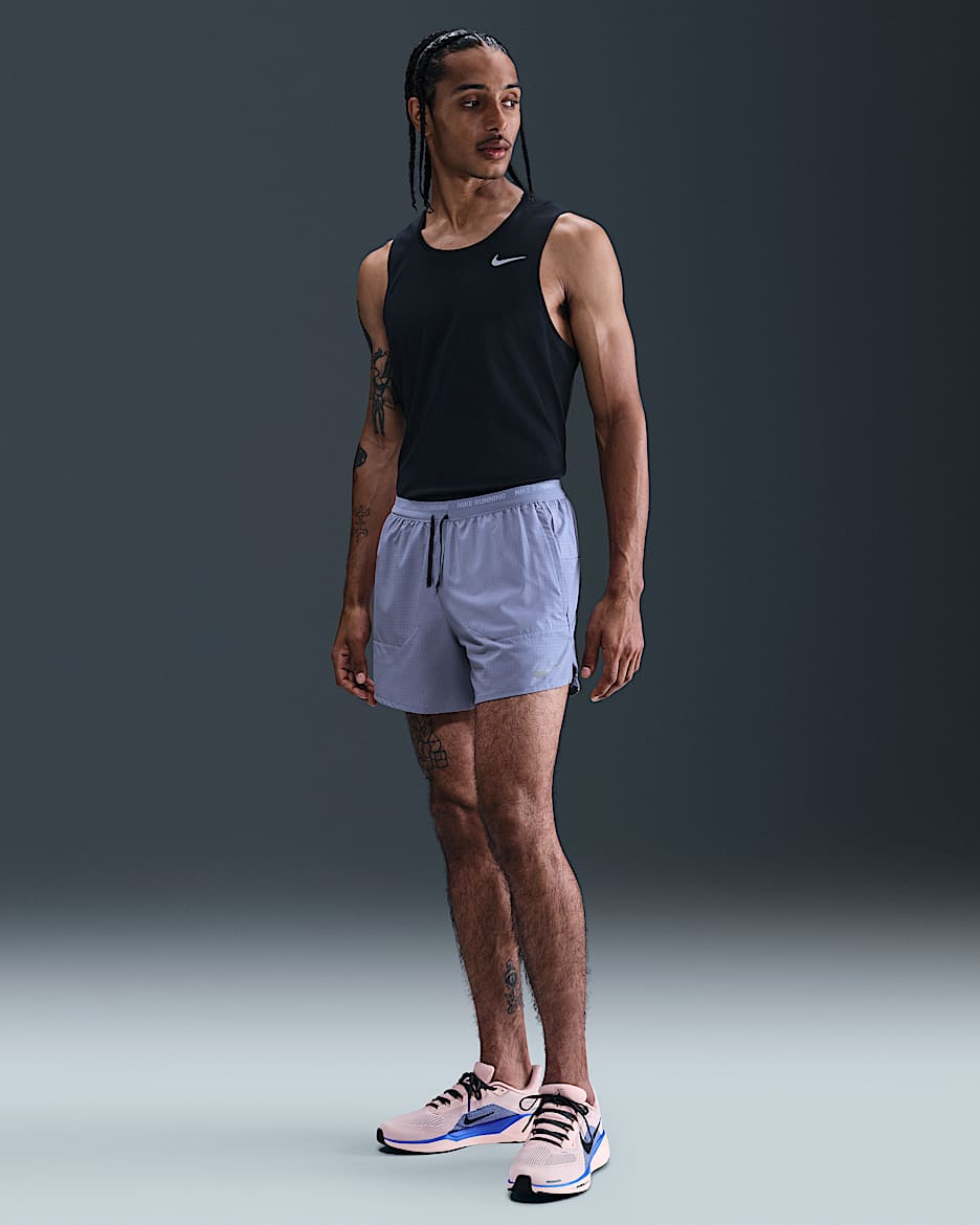 Shorts de correr Dri-FIT de 13 cm con forro de ropa interior perforados para hombre Nike Stride - Índigo mundial/Índigo mundial/Índigo mundial