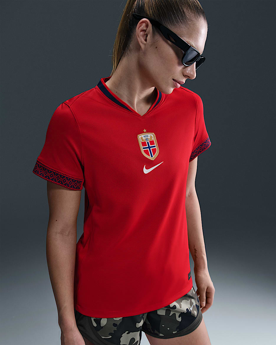 Norwegen 2025 Stadium Home (Frauenteam) Nike Dri-FIT Replika-Fußballtrikot (Damen) - University Red/Blue Void/Weiß