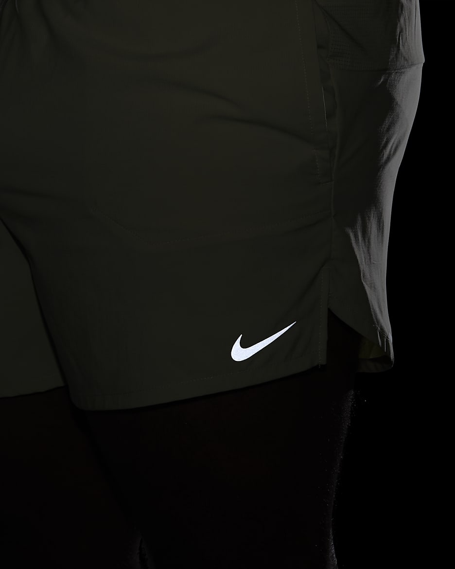 Shorts de correr Dri-FIT de 13 cm con forro de ropa interior para hombre Nike Stride - Aura oliva/Estuco oscuro