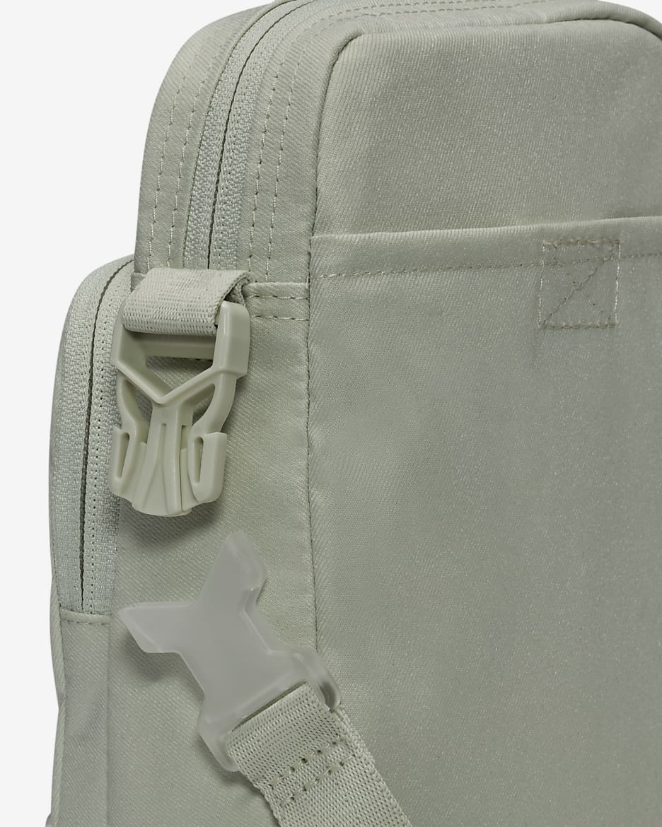 Nike Premium Crossbody-Tasche (4 l) - Sea Glass/Sea Glass/Sesame