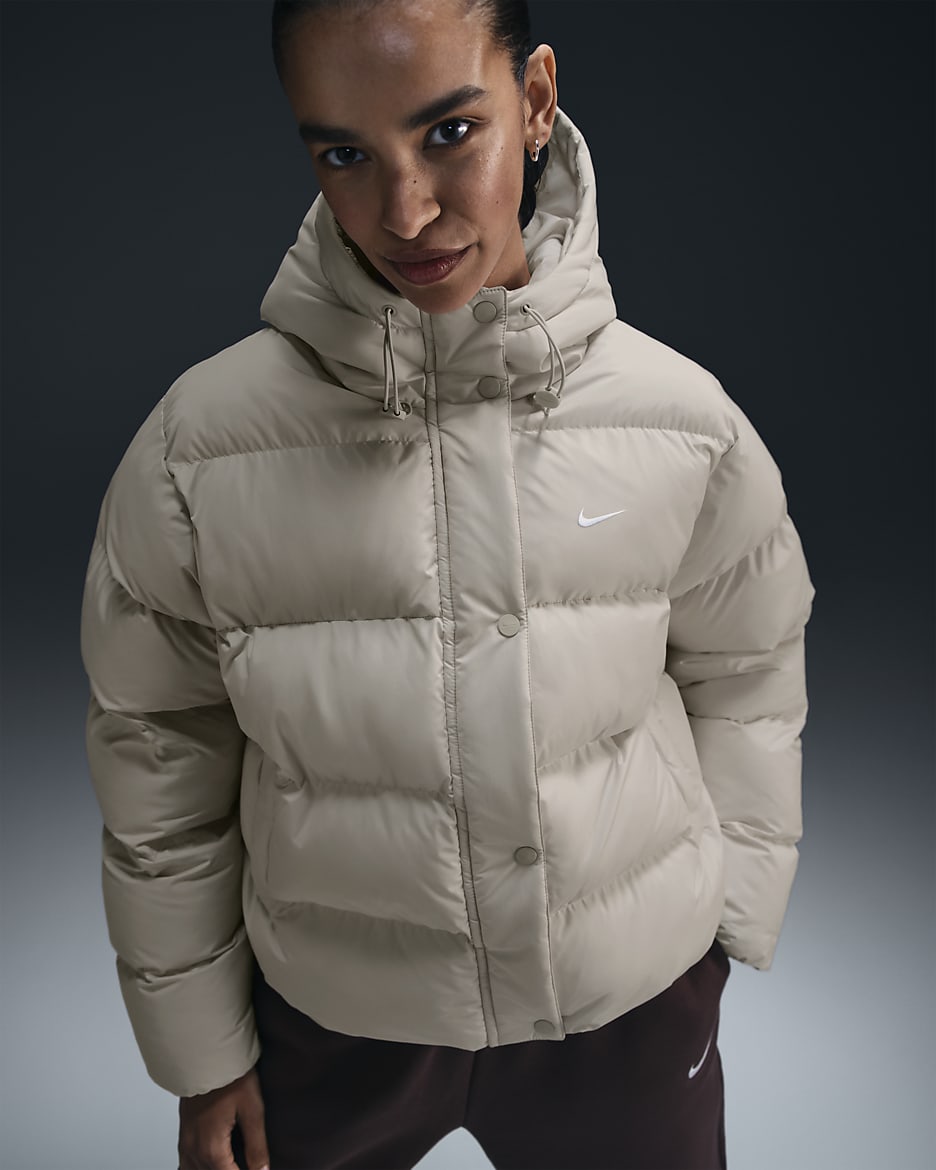 Chamarra con gorro Therma-FIT holgada para mujer Nike Sportswear Metro Puffer - Marrón verdoso claro/Blanco