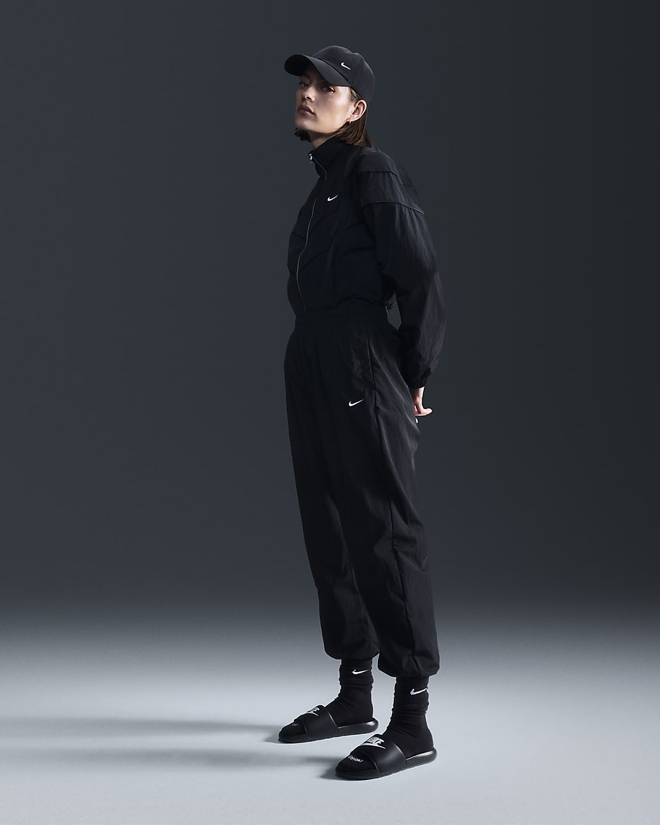 Nike Sportswear Essential Oversize-Jogger aus Webmaterial mit mittelhohem Bund (Damen) - Schwarz/Weiß